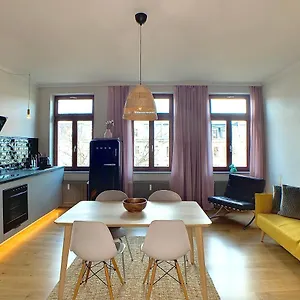 Cosy And Modern In Vibrant West Apartment